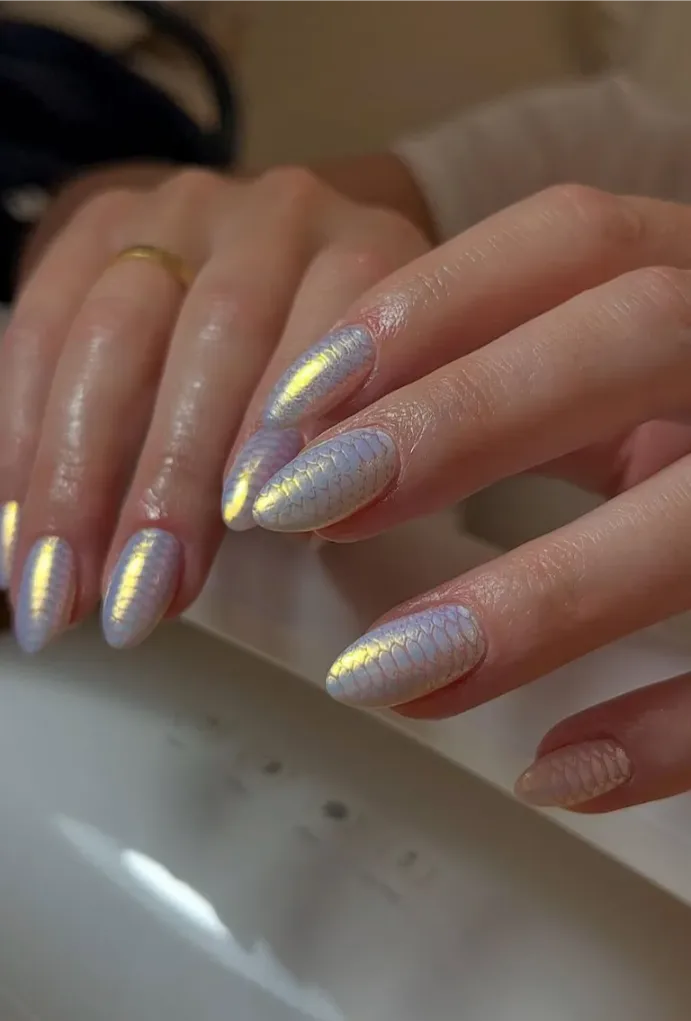 Holographic Snake-Scale Chrome